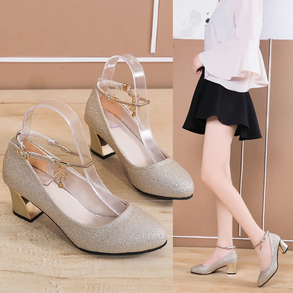 Women Heel Shoes Reflecting the Light with Shining Style