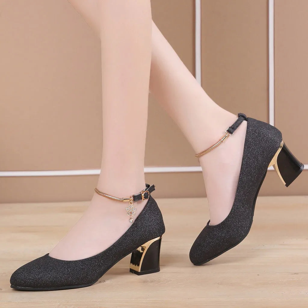 Women Heel Shoes Reflecting the Light with Shining Style