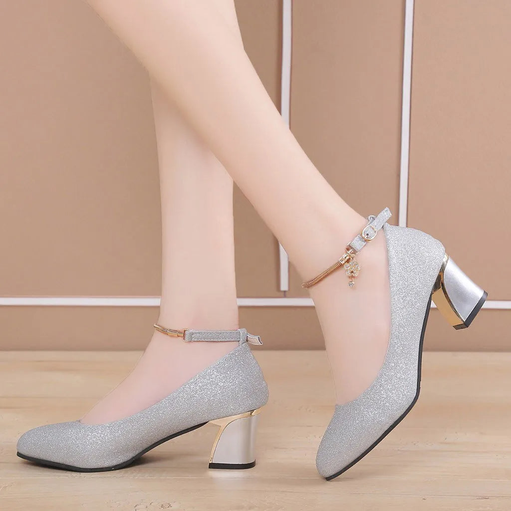 Women Heel Shoes Reflecting the Light with Shining Style