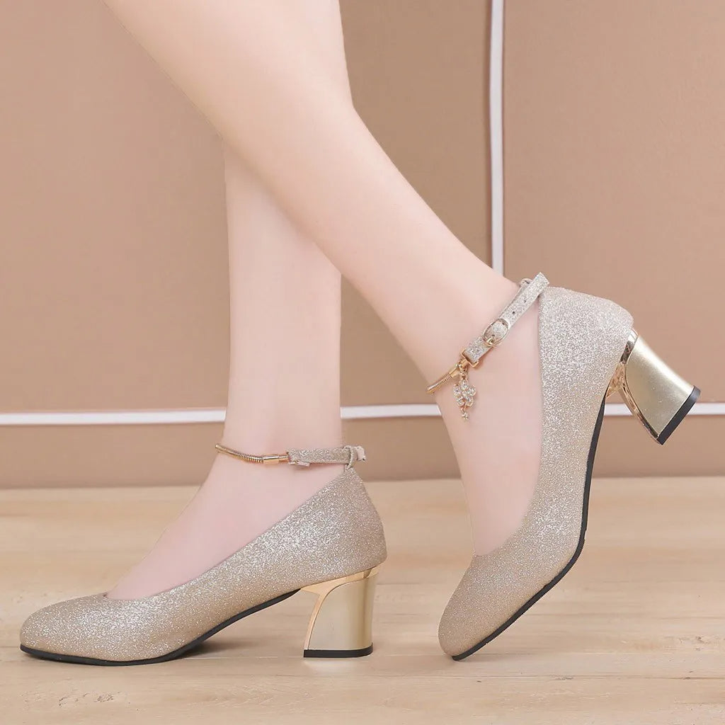 Women Heel Shoes Reflecting the Light with Shining Style